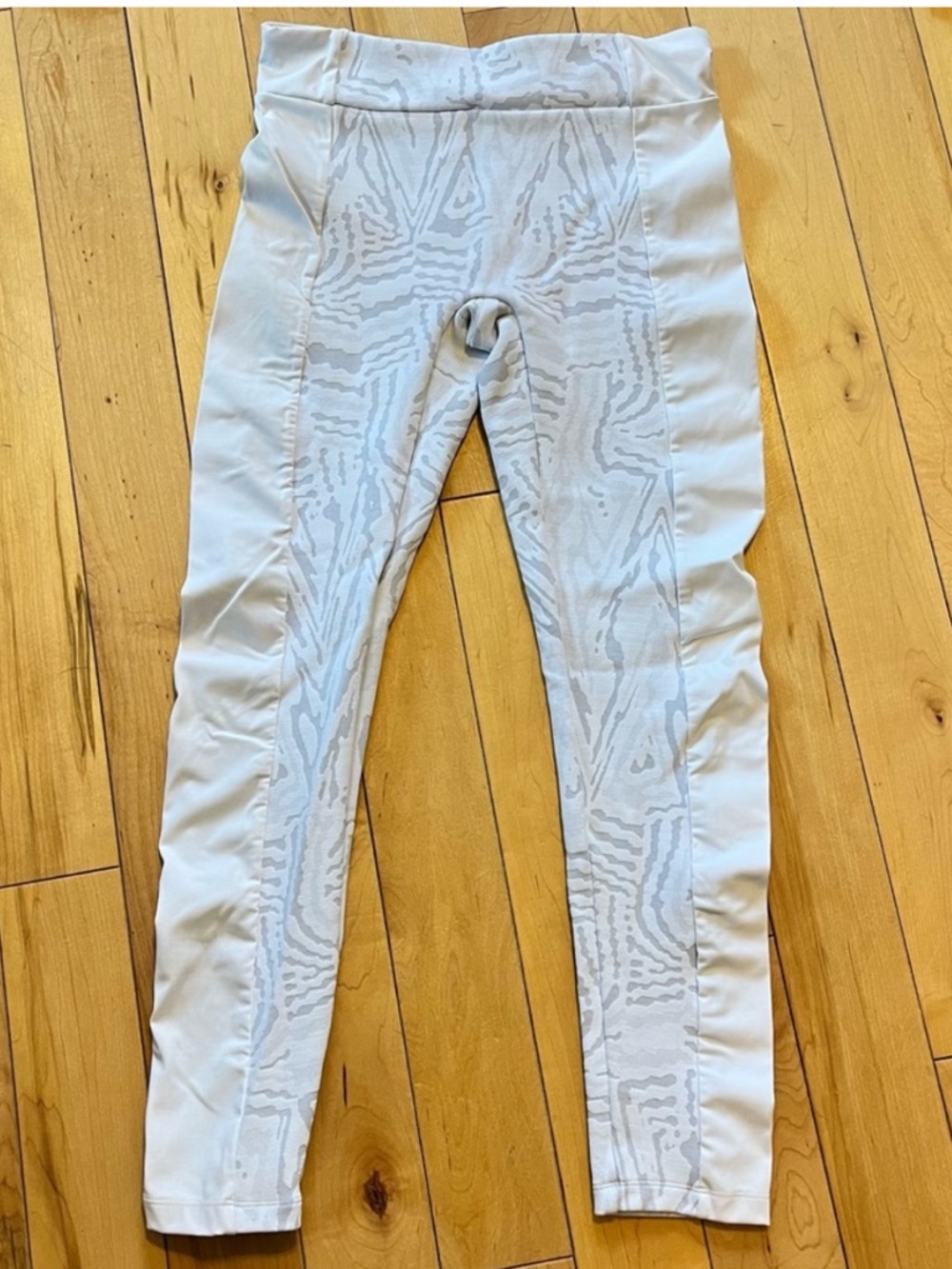 DEVON WINDSOR White and Silver Gray Patterned Leggings size medium